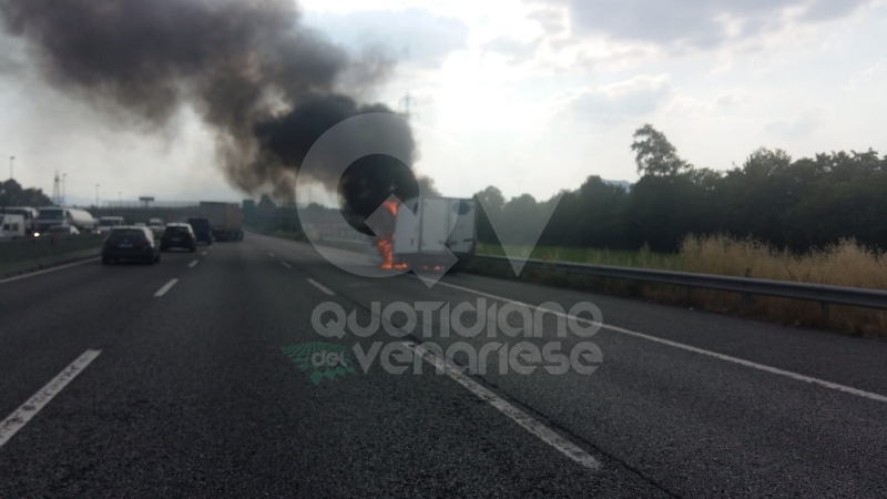COLLEGNO - Furgone va a fuoco in tangenziale, e il traffico va in tilt
