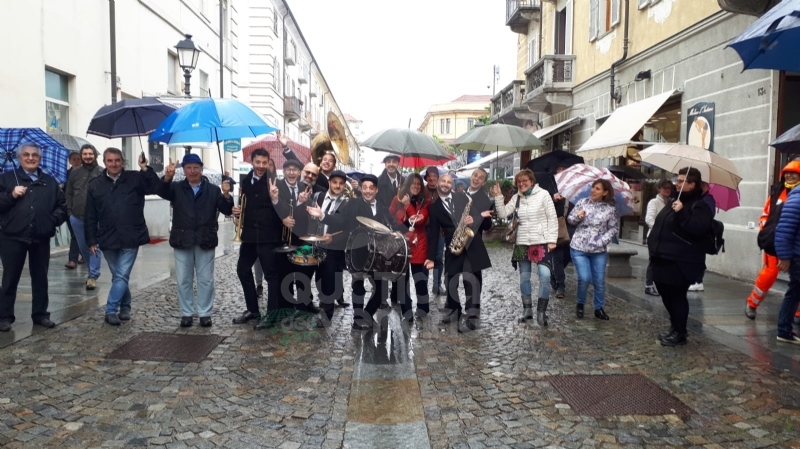 VENARIA - «Festa delle Rose»: un successo a metà per colpa della pioggia