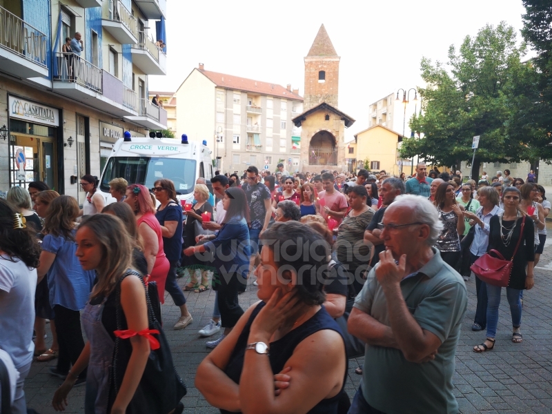 ALPIGNANO/RIVOLI - Oltre 200 alla fiaccolata per ricordare Michele Ruffino e dire "no" al bullismo
