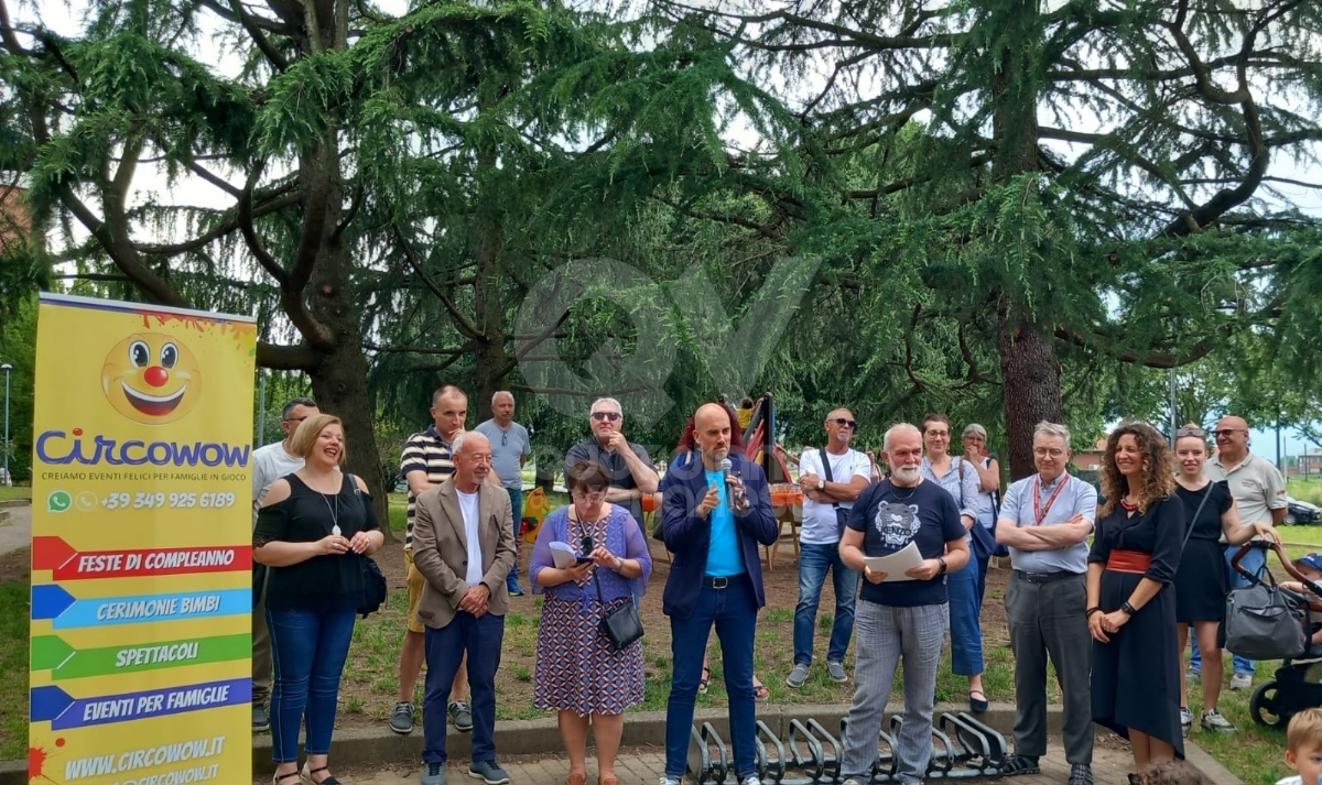 VENARIA - In via Petrarca il primo «parco giochi diffuso»: ideato dalle scuole «8 Marzo» e «Romero» - FOTO