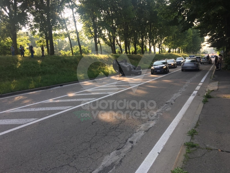 VENARIA - Scontro tra auto e scooter in via Cavallo: un uomo ferito, traffico in tilt