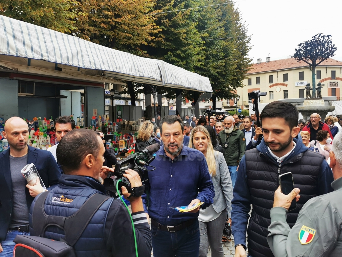 RIVOLI - Strette di mano, selfie e giro al mercato: la mattinata di Salvini in città - FOTO