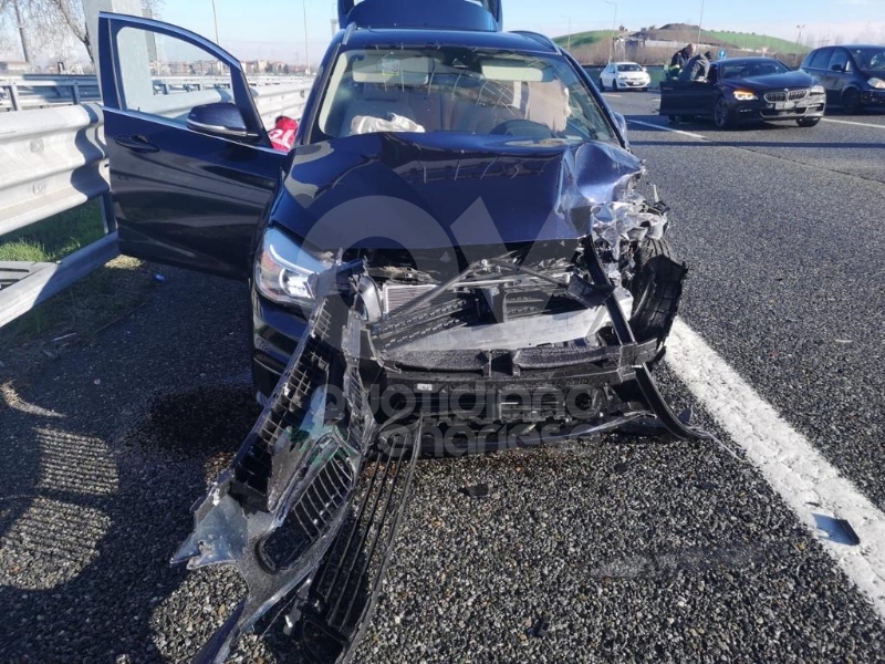 VENARIA - Incidente in tangenziale: due auto coinvolte e cinque feriti