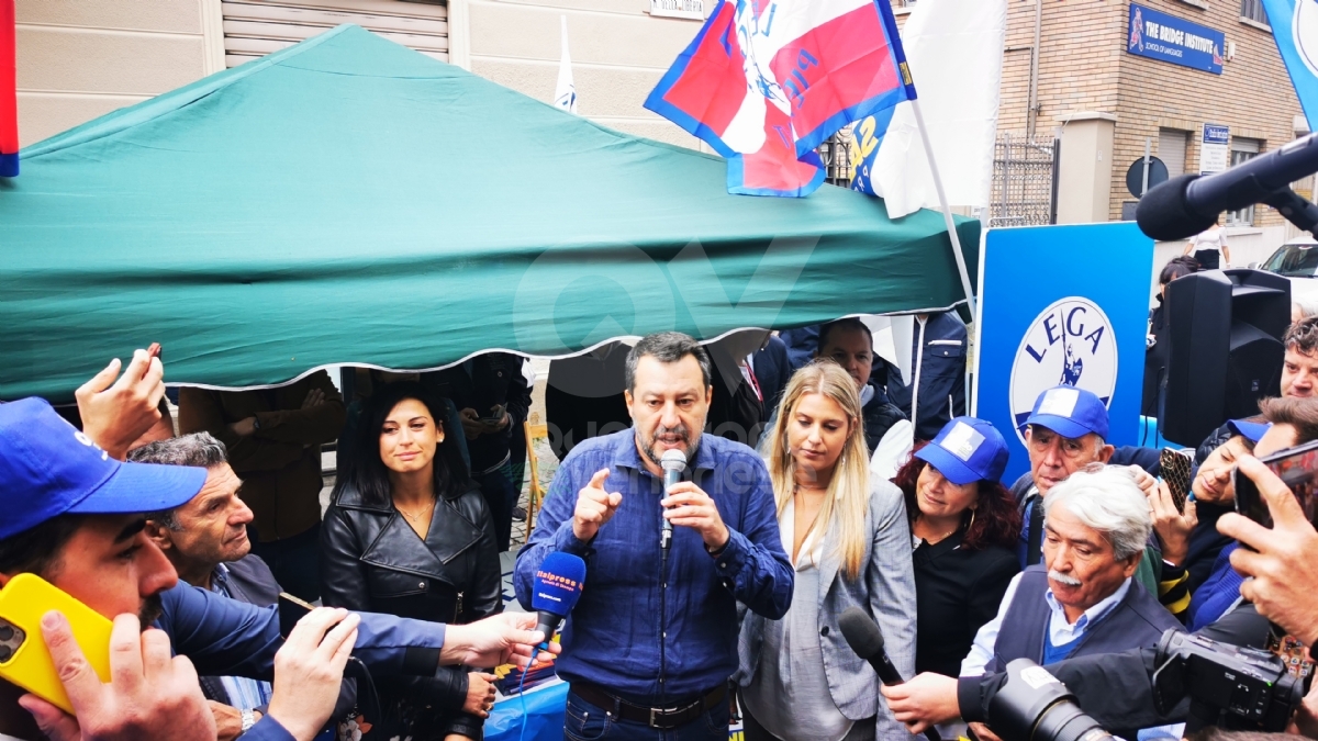 RIVOLI - Strette di mano, selfie e giro al mercato: la mattinata di Salvini in città - FOTO