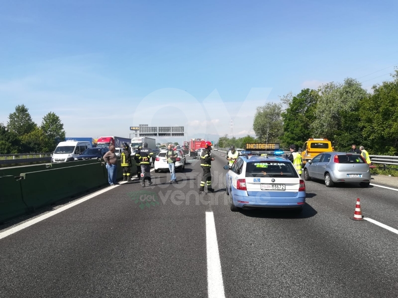COLLEGNO - Pauroso incidente in tangenziale: tre auto coinvolte, una ragazza ferita
