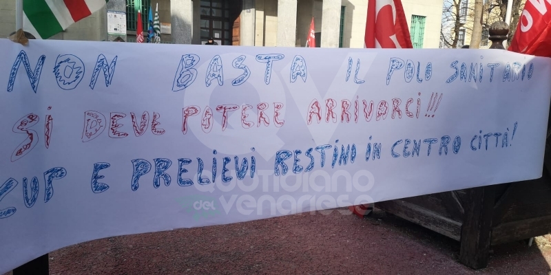 VENARIA - Protesta dei sindacati sotto il municipio: «Sui trasporti per il nuovo polo sanitario intervengano Regione e Prefetto»
