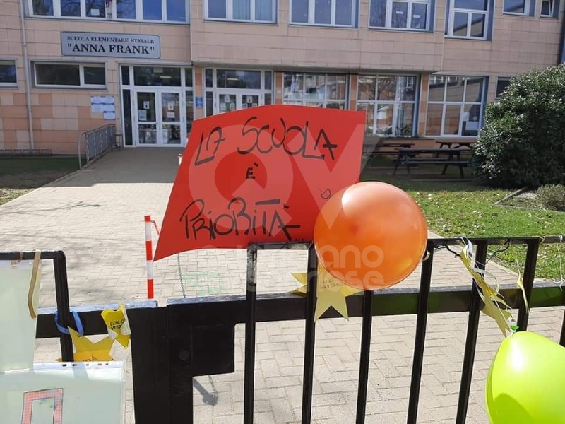 DRUENTO - Corde, palloncini e disegni: successo per il flash-mob per chiedere il ritorno in classe