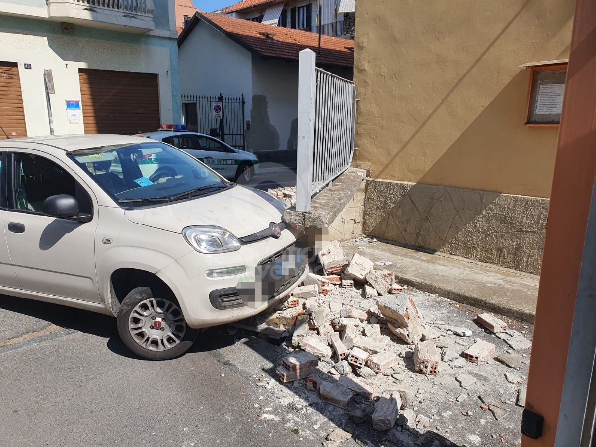 INCIDENTE A VENARIA - Perde il controllo dell'auto e finisce contro un muretto in via D'Annunzio - FOTO