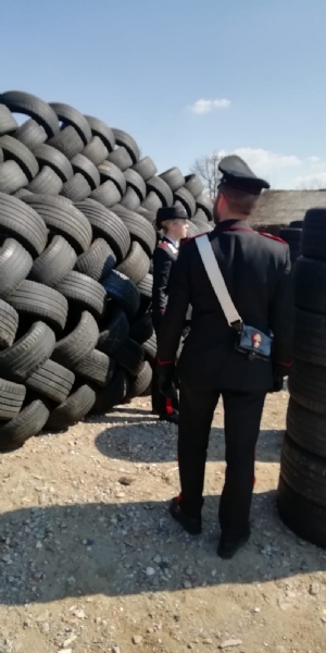 BORGARO - Stoccava illecitamente 20mila pneumatici e 300 tonnellate di rifiuti: denunciato