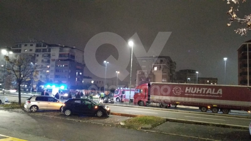 VENARIA-TORINO - Scontro tir-Bmw in via Druento: una persona rimasta ferita