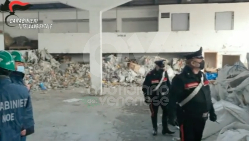 RIVOLI - La ditta di legnami stoccava rifiuti plastici e tessili: capannone sequestrato dai carabinieri