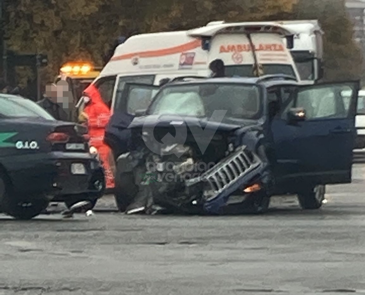 INCIDENTE FRA TORINO E VENARIA - Scontro fra tre auto all'incrocio tra corso Alessandria e via Druento: 2 ferite - FOTO