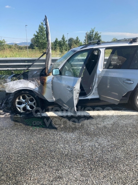 TORINO-VENARIA - Auto prende fuoco mentre é in marcia in tangenziale: famiglia ne esce indenne