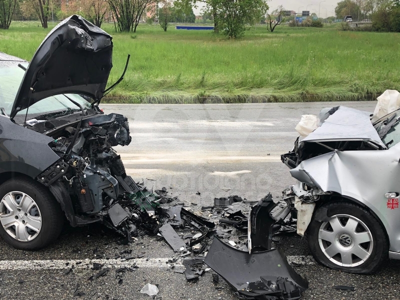 VENARIA - Frontale allo svincolo della tangenziale: due auto coinvolte, due feriti