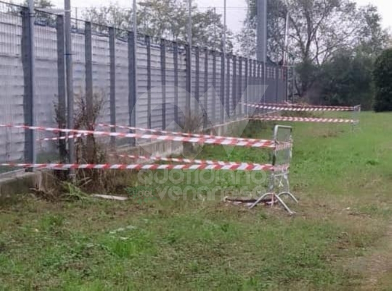 VENARIA - Tombini rotti al Don Mosso: ecco transenne e nastri dopo la denuncia del Venaria Calcio