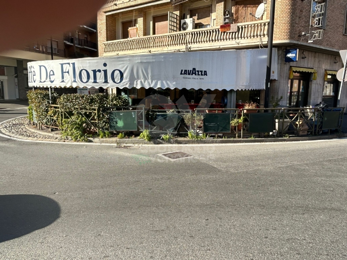 INCIDENTE A VENARIA - Autobus Gtt sbaglia manovra e finisce contro il dehor - FOTO