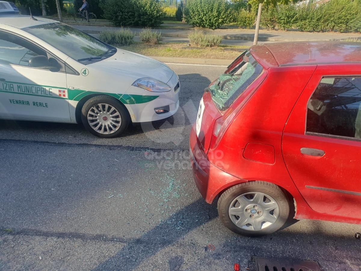 INCIDENTE A VENARIA - Perde il controllo della bicicletta e finisce contro un'auto: ferito - FOTO