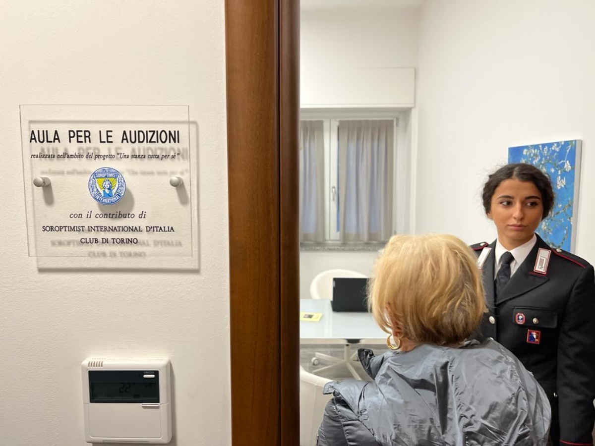 PIANEZZA - Nella stazione dei carabinieri, la stanza per l'ascolto delle donne vittime di violenza - FOTO
