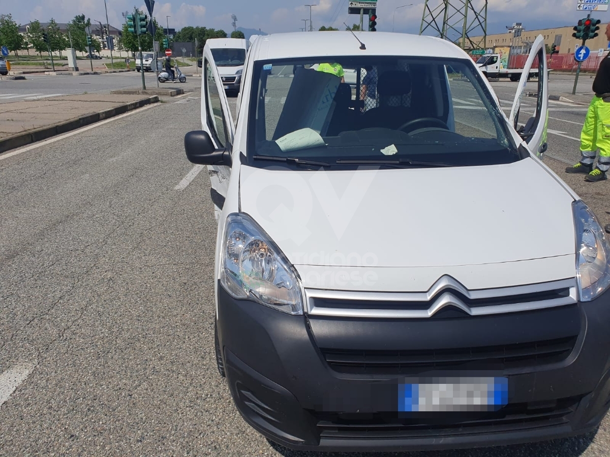 INCIDENTE FRA VENARIA E TORINO - Scontro fra un'auto e un autocarro in via Druento - FOTO