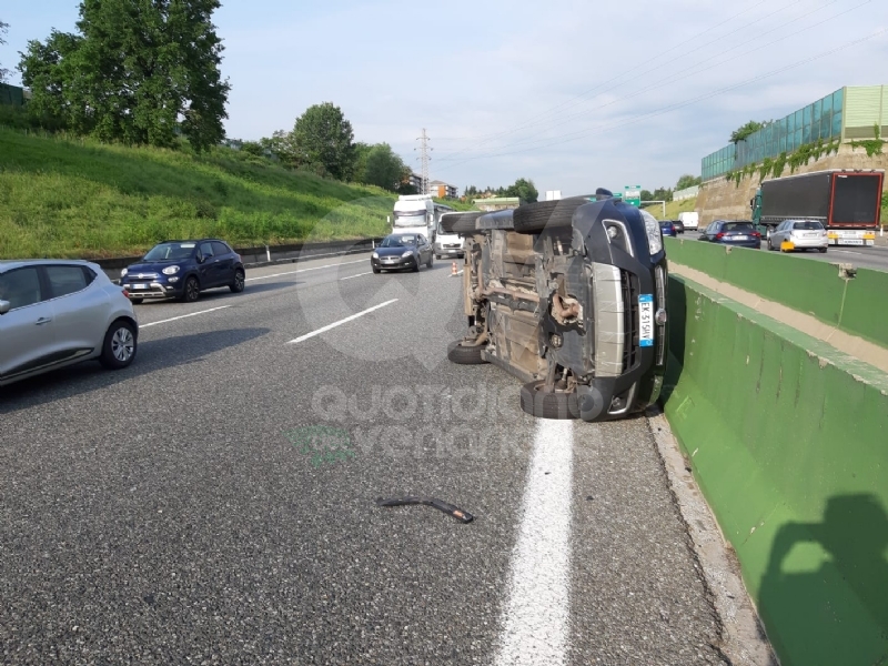 VENARIA-BORGARO - Perde il controllo dell'auto e si ribalta in tangenziale: disagi al traffico