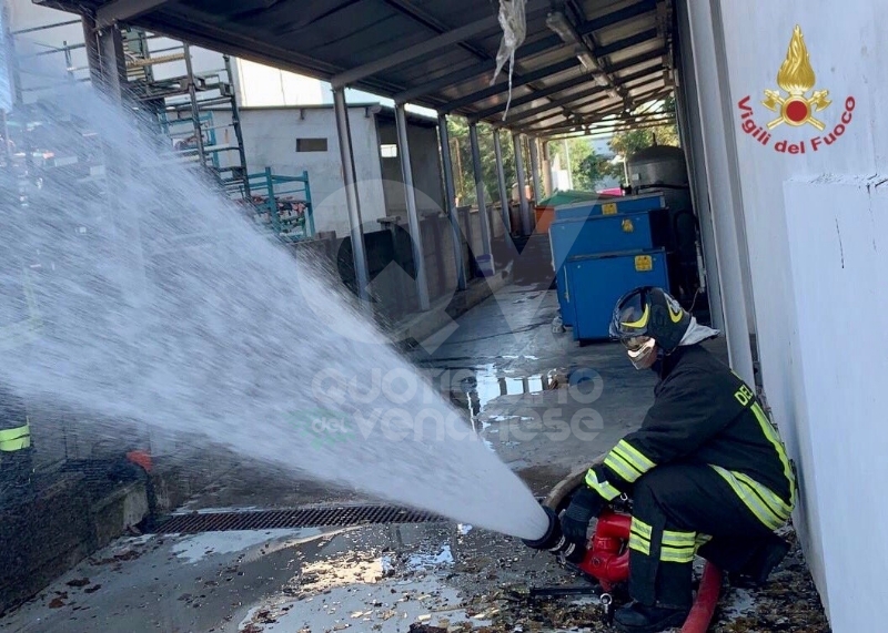INCENDIO A SETTIMO - A fuoco una ditta, colonna di fumo visibile anche dalla tangenziale FOTO