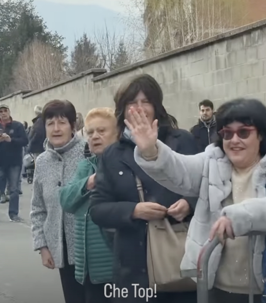 ALPIGNANO - Via Philips invasa di fans per l'arrivo a «Radio Manila» di Laura Pausini - FOTO
