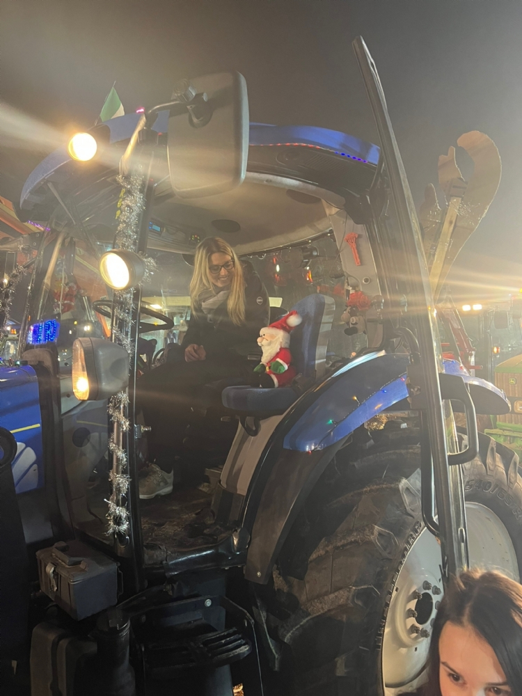 RIVOLI - Vicino all'ospedale un albero di Natale speciale: fatto con quasi 100 trattori - FOTO
