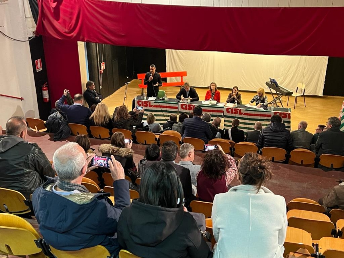 RIVOLI - Taglio del nastro della «panchina rossa» alla Cisl di Cascine Vica - FOTO