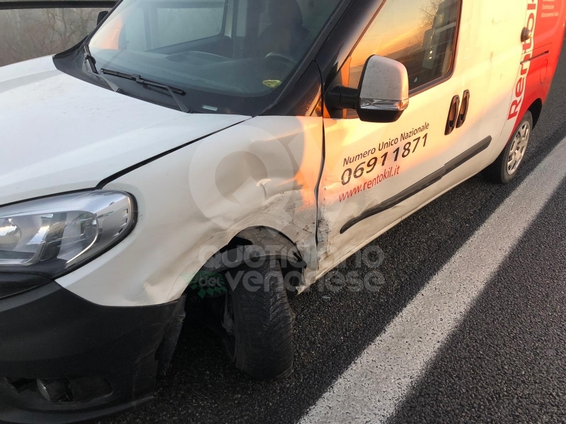 COLLEGNO - Tre mezzi si scontrano in tangenziale: un ferito e traffico paralizzato