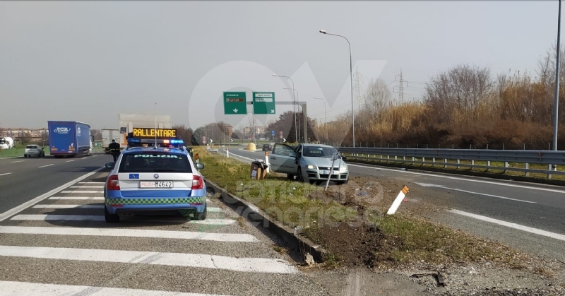 VENARIA - Cerca di evitare il camion e finisce contro la banchina: autista miracolosamente illeso