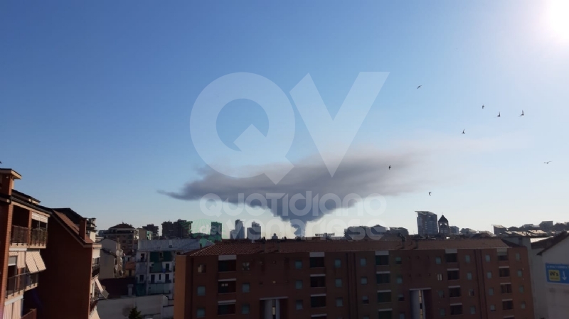INCENDIO A SETTIMO - A fuoco una ditta, colonna di fumo visibile anche dalla tangenziale FOTO