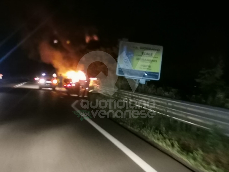 CASELLE - Auto a fuoco mentre percorreva la ex statale