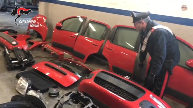 CASELLE - Carrozzeria delle auto rubate scoperta dai carabinieri: un uomo denunciato per ricettazione - FOTO
