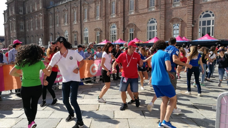 GIRO D'ITALIA A VENARIA - Grande folla per la carovana del Giro - FOTO