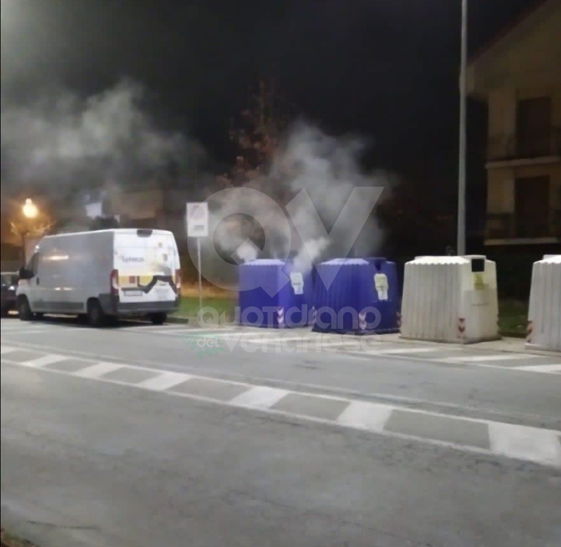 BORGARO - A fuoco due bidoni della raccolta differenziata: indagini in corso - FOTO