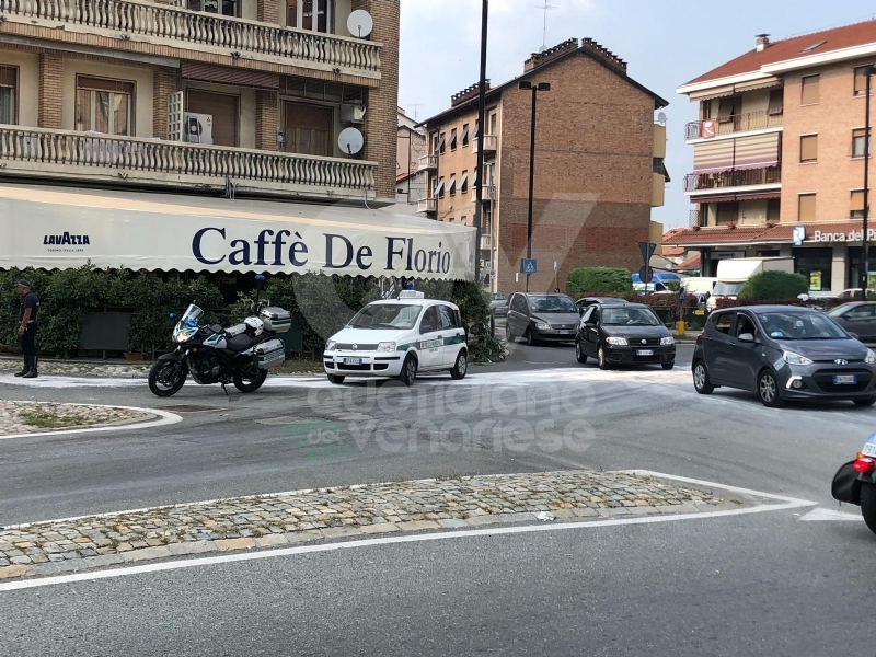 VENARIA - Autobus Gtt perde gasolio in mezzo alla strada: traffico bloccato e passeggeri a piedi - FOTO