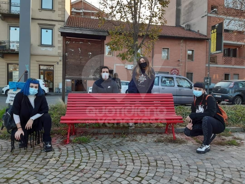 VENARIA - Sei panchine rosse per dire «NO» alla violenza sulle donne: dipinte dalla Factory