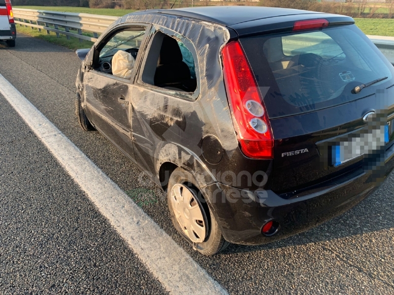 RIVOLI - Auto si ribalta dopo lo scontro con un tir in tangenziale: una persona ferita - FOTO