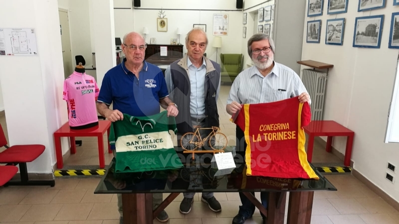 VENARIA REALE SI COLORA DI ROSA - E' IL GRANDE GIORNO DEL GIRO D'ITALIA - FOTO