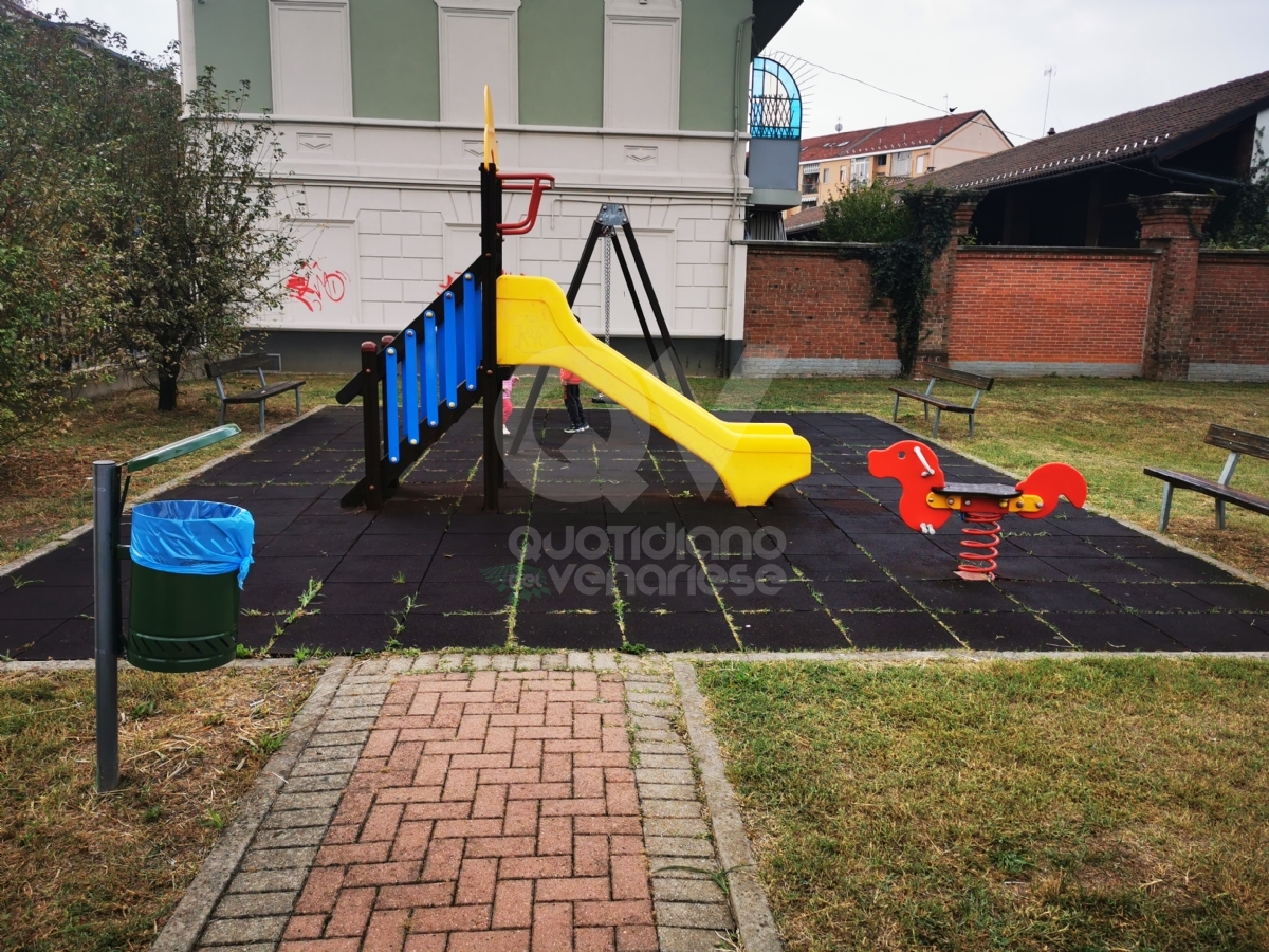 VENARIA - Intitolato alle «Città Gemellate» il giardino di viale Roma - FOTO