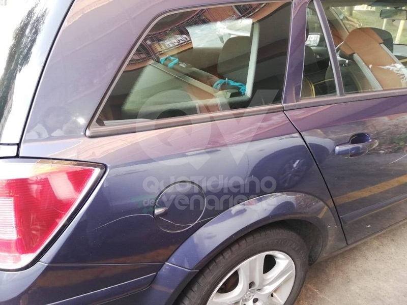 ZONA OVEST - Ladri e vandali d'auto in azione: presa di mira anche la macchina di un disabile