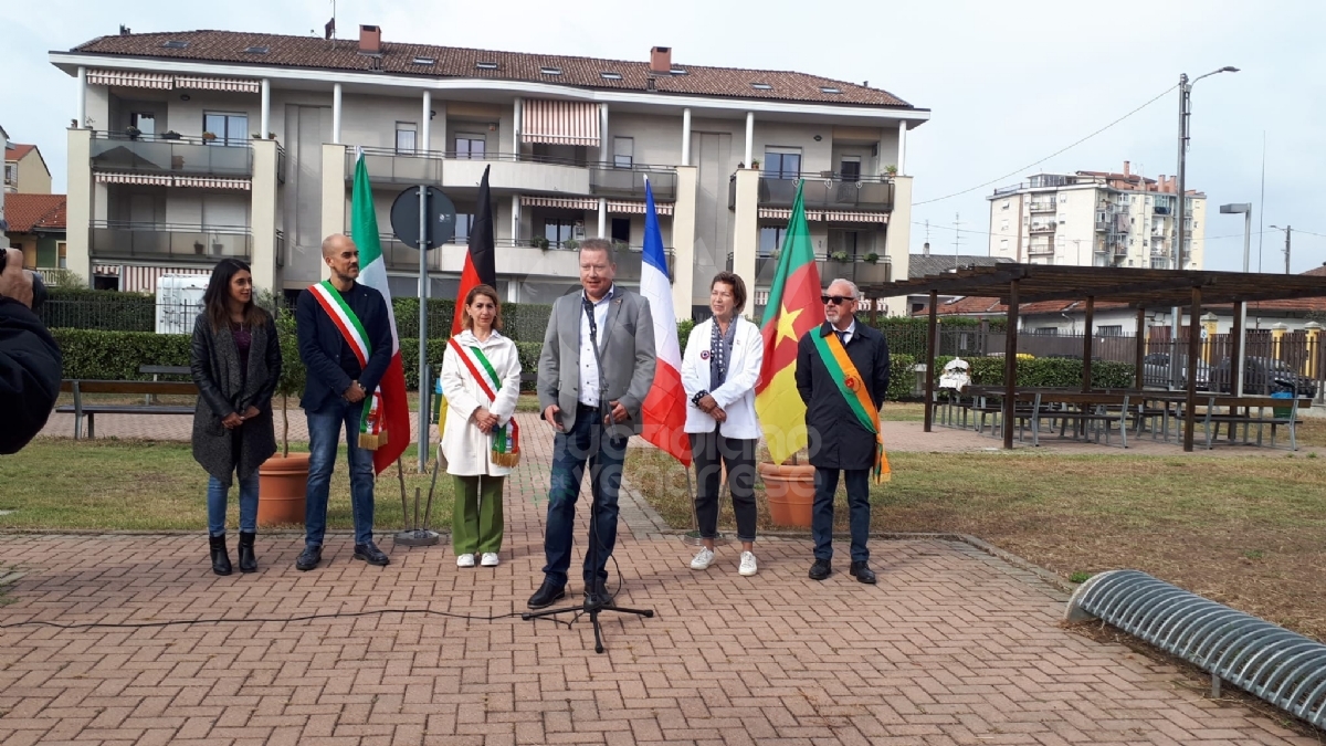 VENARIA - Intitolato alle «Città Gemellate» il giardino di viale Roma - FOTO
