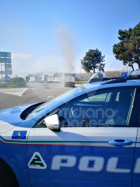 TORINO-BORGARO - Tir prende improvvisamente fuoco in tangenziale
