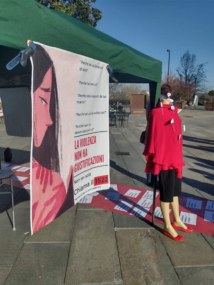 VENARIA - La città grida il suo «no» alla violenza contro le donne - FOTO
