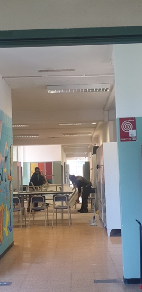 COLLEGNO - Idioti scaricano acqua ed estintori nelle aule della scuola: danni alla Gramsci - FOTO