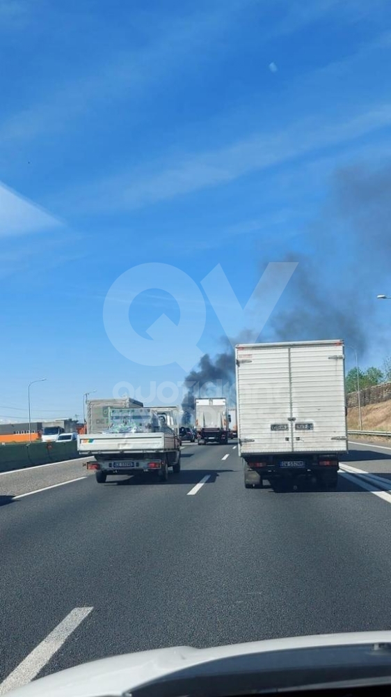 INCIDENTE TRA VENARIA E SAVONERA - Camion a fuoco in tangenziale: fumo visibile a distanza - FOTO