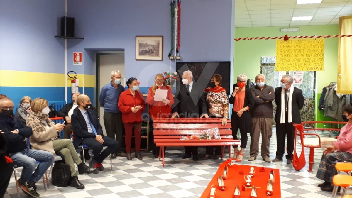 VENARIA - Panchine rosse, flash-mob, municipio «in rosso», dibattiti: le iniziative per dire «no» alla violenza contro le donne - FOTO