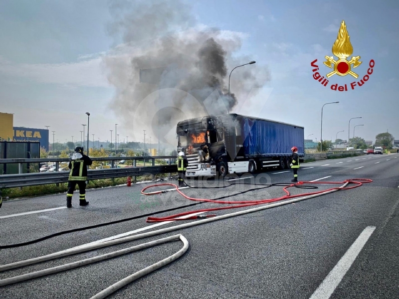COLLEGNO - Tir prende fuoco mentre percorre la tangenziale