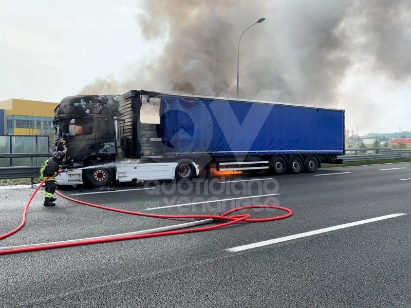 COLLEGNO - Tir prende fuoco mentre percorre la tangenziale