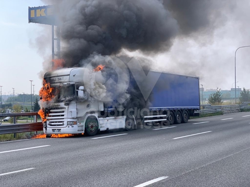 COLLEGNO - Tir prende fuoco mentre percorre la tangenziale